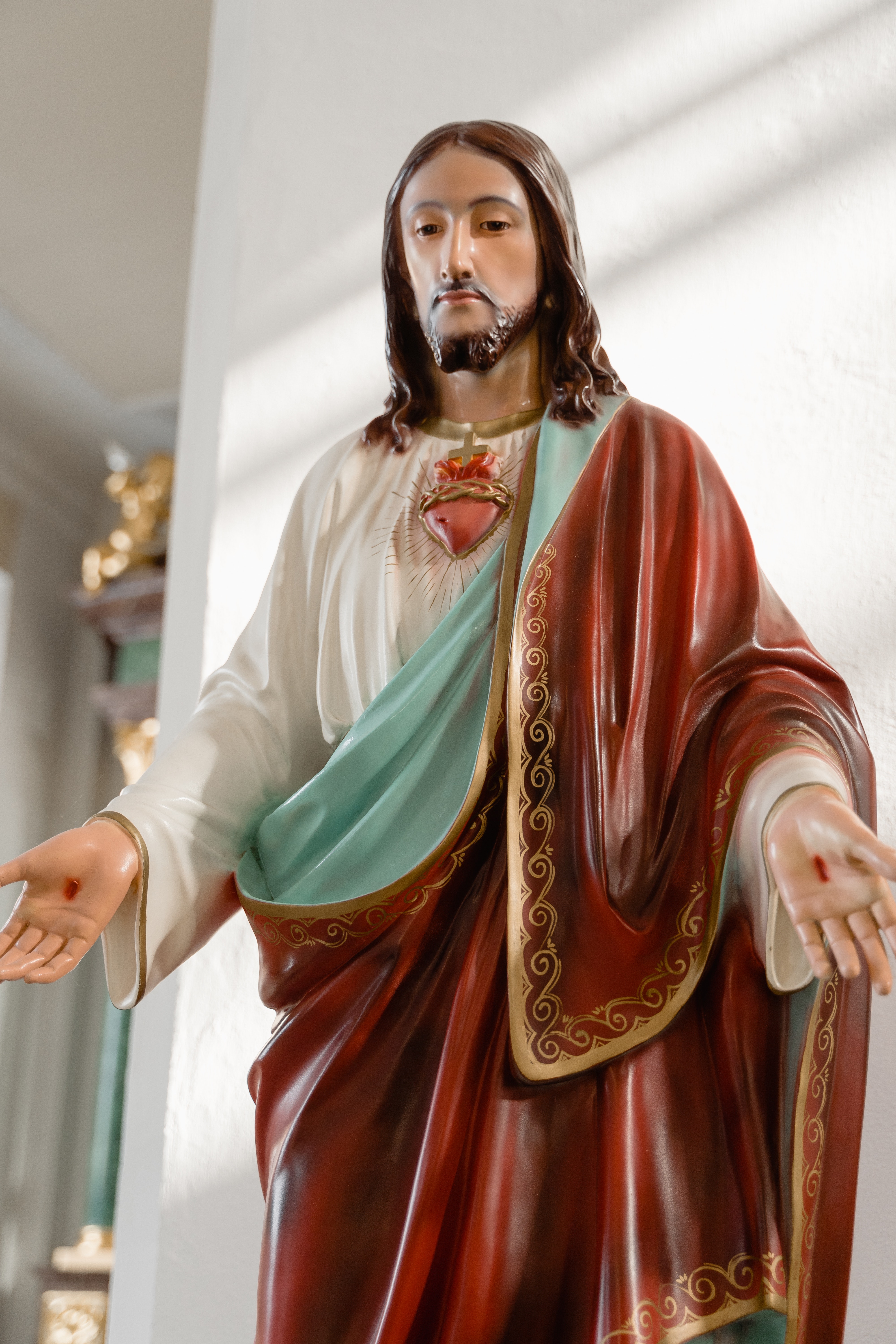 Jesus, o Filho feito homem, é o único verdadeiro caminho para entender Deus, conhecê-lo e encontrá-lo.