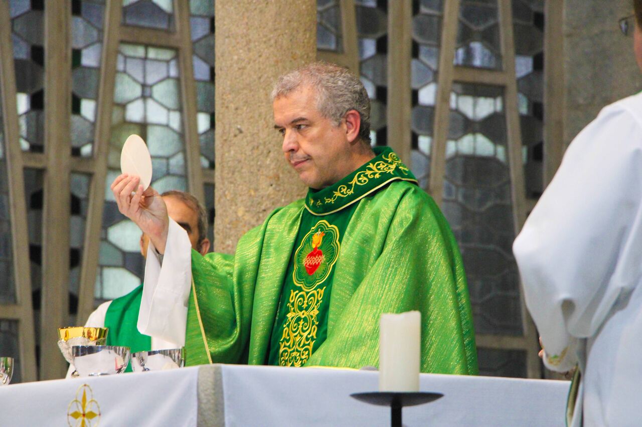 Superior Geral da Congregação SCJ preside missa na igreja Matriz